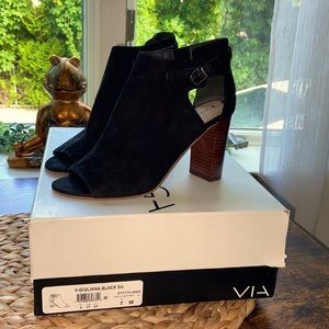 Via Spiga Giuliana black suede heels size 7